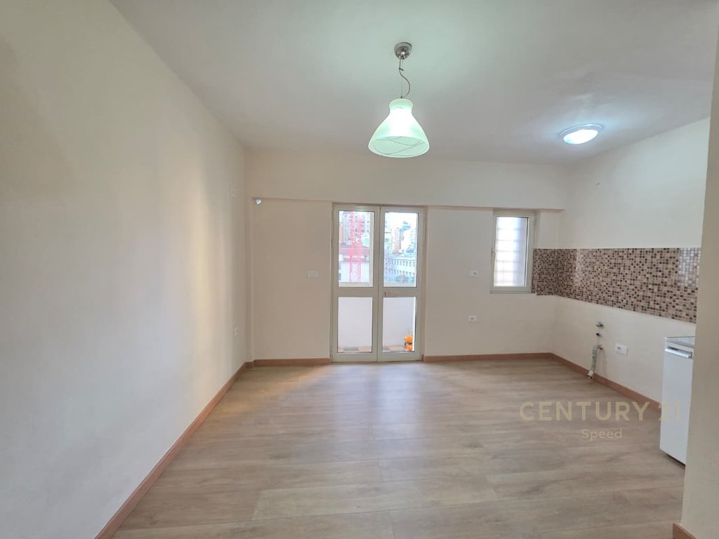 Apartament me qira i përshtatshëm për zyra tek Pazari i Ri!