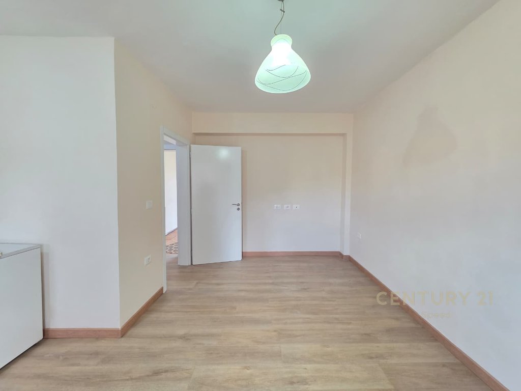 Apartament me qira i përshtatshëm për zyra tek Pazari i Ri!