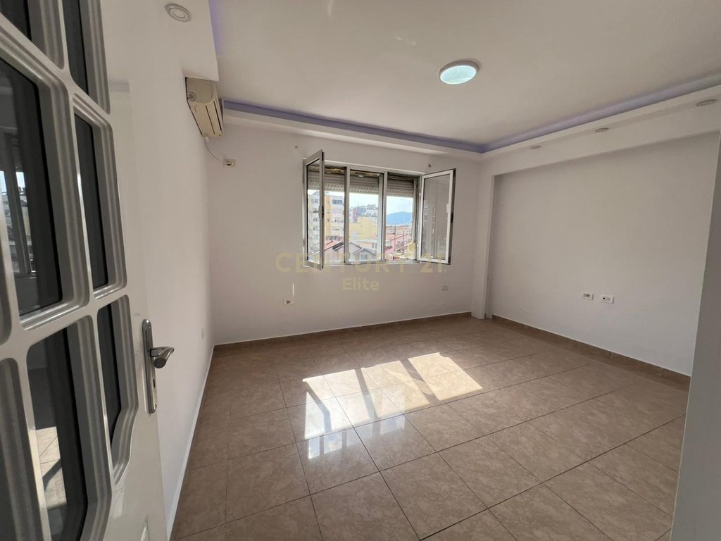 Shitet Apartament 2+1 pranë Ambulancës 9, në Rrugën e Kavajës