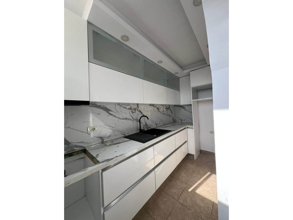 Shitet Apartament 2+1 pranë Ambulancës 9, në Rrugën e Kavajës