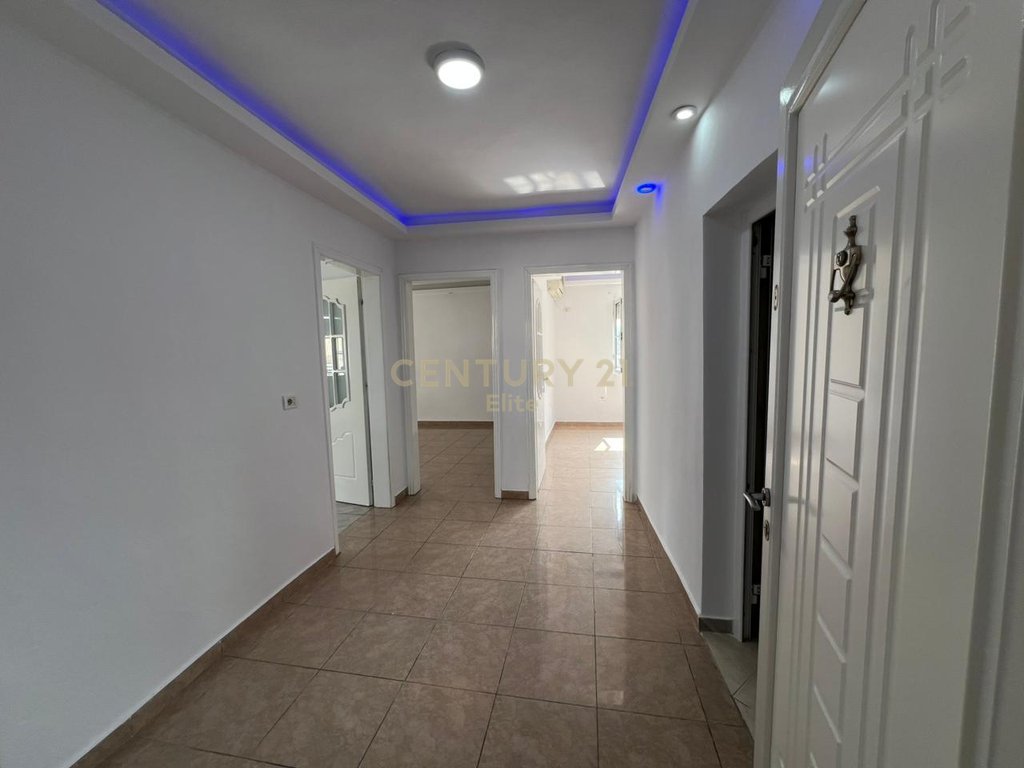 Shitet Apartament 2+1 pranë Ambulancës 9, në Rrugën e Kavajës