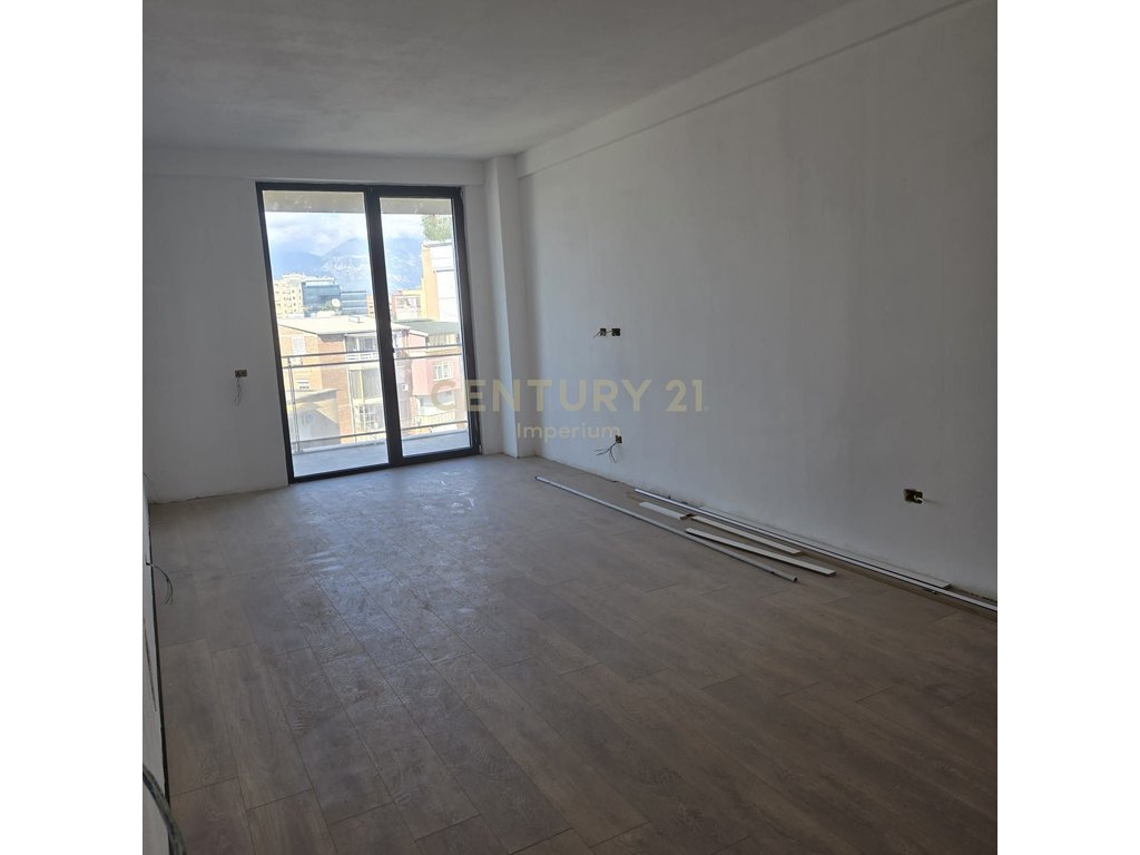Apartament 2+1+2 me vend parkimi për qira – Ideal për zyra/ biznese të ndryshme