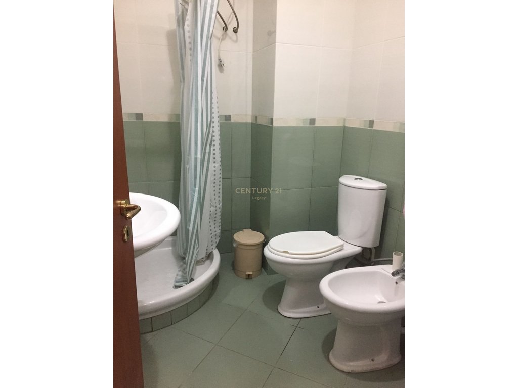 Zyrë 1+1 me Qira në Rrugën Fortuzi, 65 m², 500€