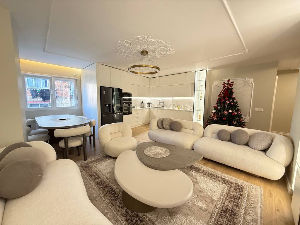 Shitet Apartament Luksoz 2+1+2 ne Qender