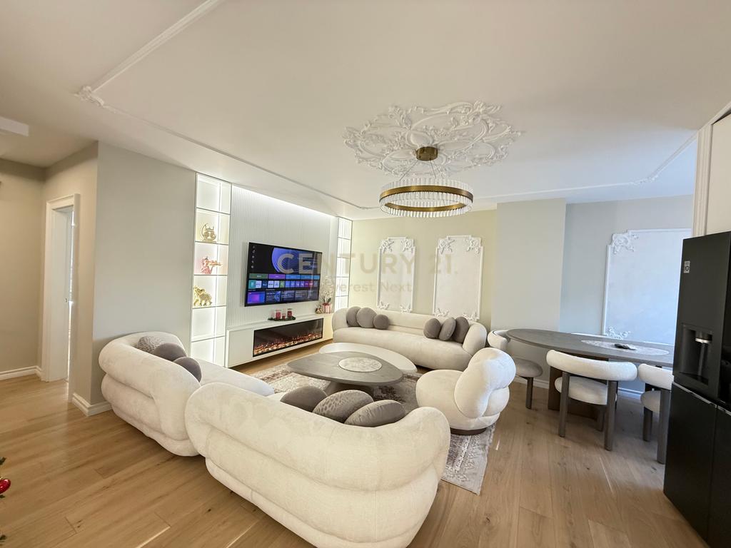 Shitet Apartament Luksoz 2+1+2 ne Qender