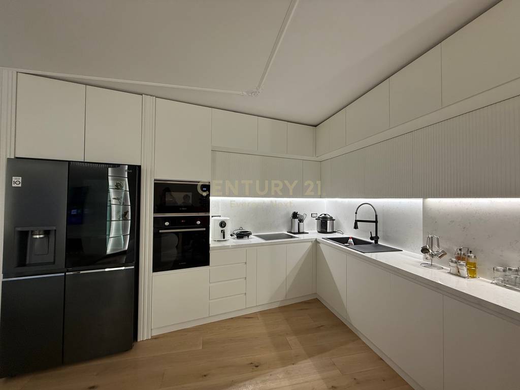 Shitet Apartament Luksoz 2+1+2 ne Qender