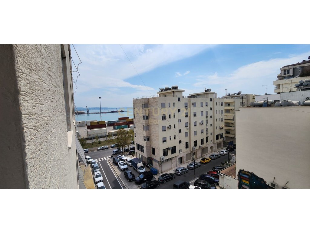 Shitet apartament 2+1 te Rruga e Re e Portit, Durres  !