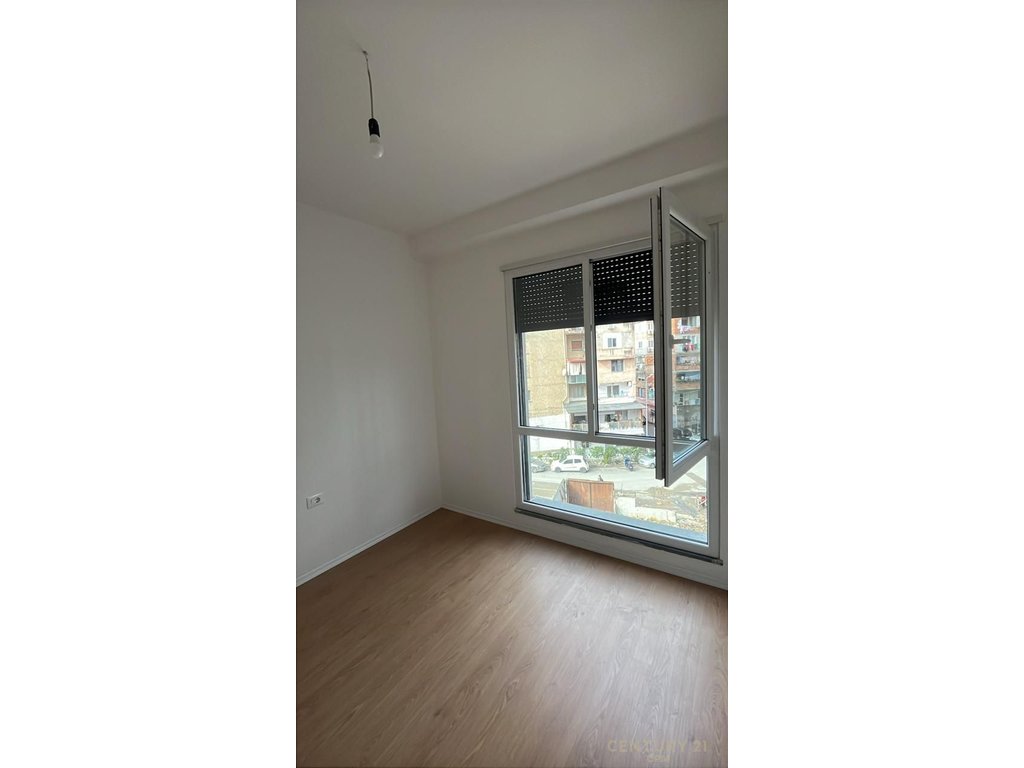 Hapësirë multifunksionale Me Qira në Laprakë