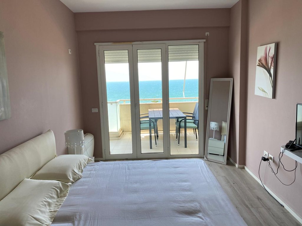 SHITET APARTAMENT 1+1 ME PAMJE NGA DETI ,NE LUNGOMARE!