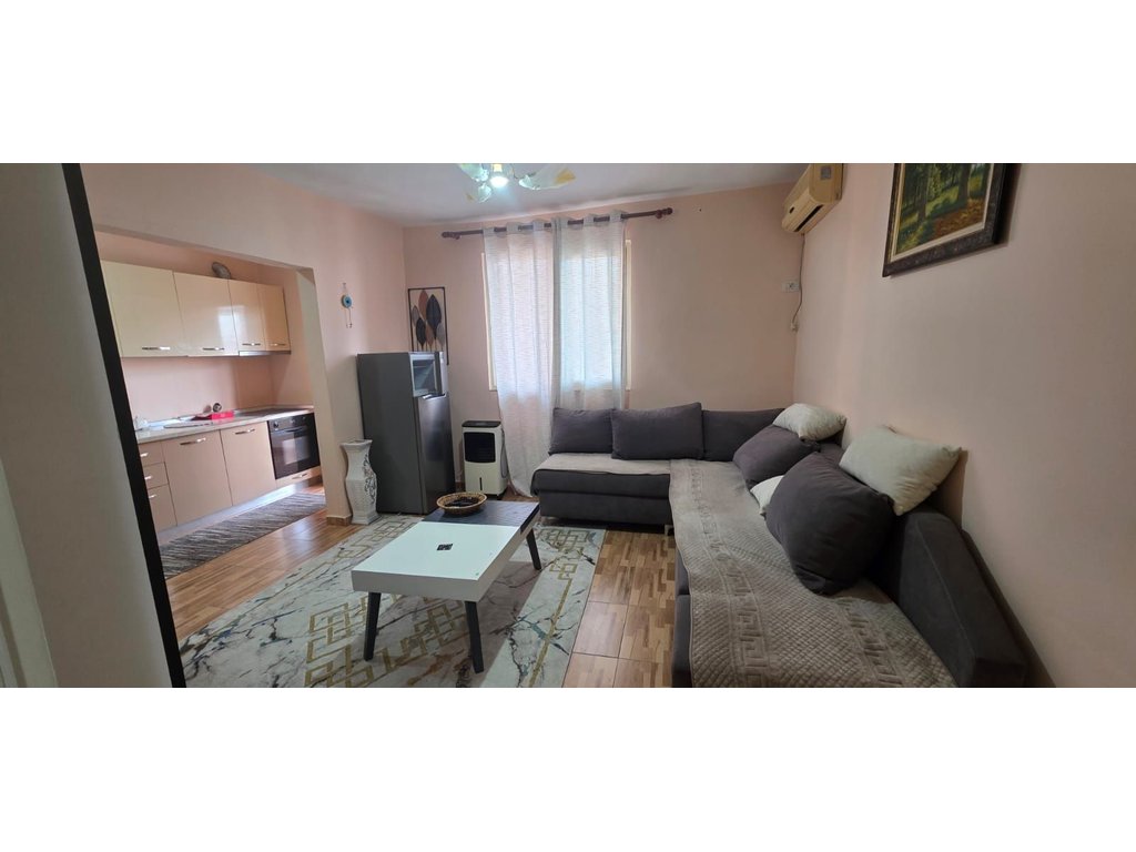 Shitet apartament 1+1 i mobiluar në qendër të Babrrus