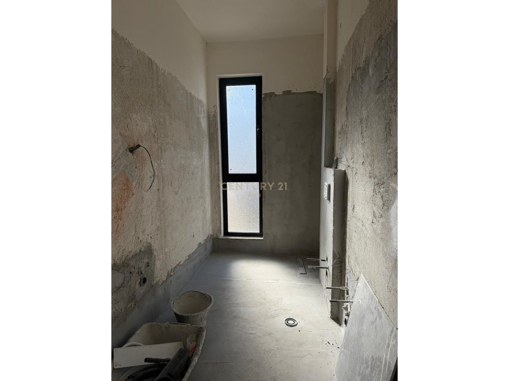 SHITET APARTAMENT 1+1 ME VERANDE NE MALIN E ROBIT  !