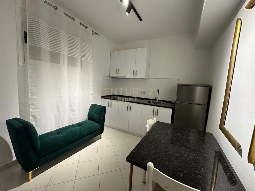 Apartament 1+1+post parkimi per qira në Vlorë
