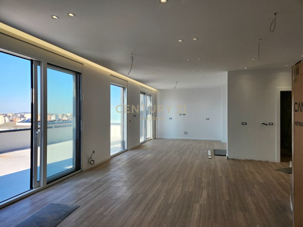 PENTHOUSE PER SHITJE PRANE ''LUNGOMARE 1''