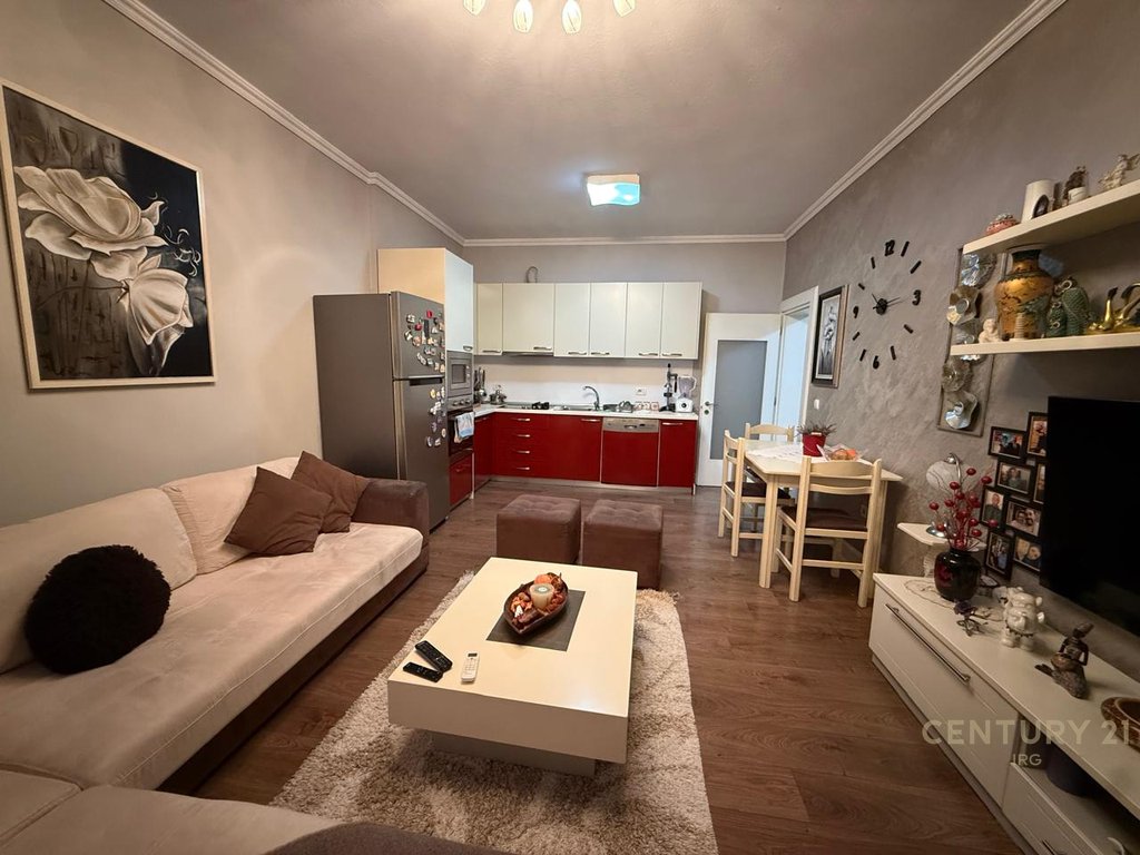 Shitet apartament 2+1 mbrapa Globe!