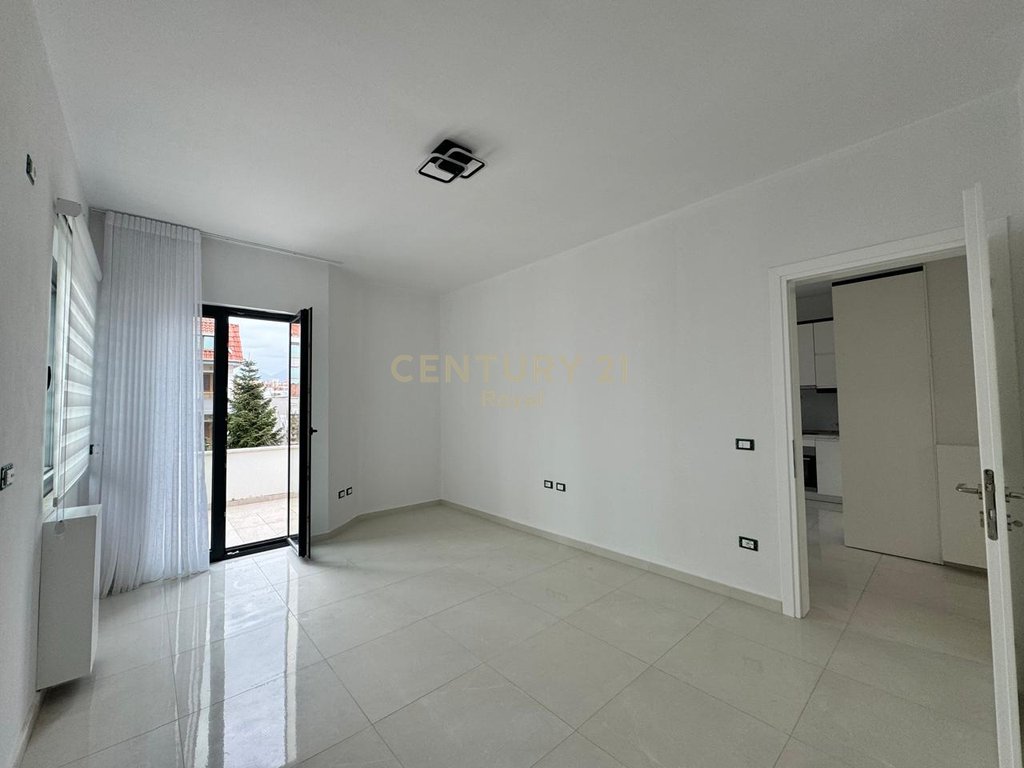 Jepet me qira apartament 2+1 në katin e parë të një vile të re në Sauk te Ri!
