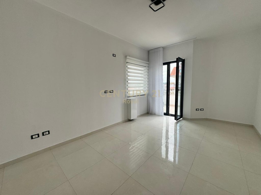 Jepet me qira apartament 2+1 në katin e parë të një vile të re në Sauk te Ri!