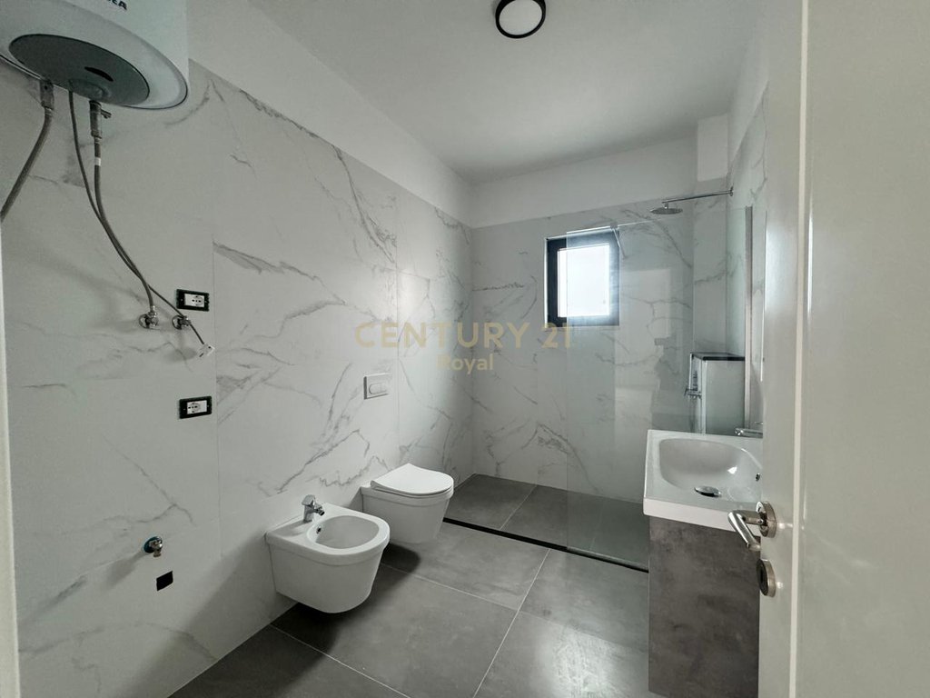 Jepet me qira apartament 2+1 në katin e parë të një vile të re në Sauk te Ri!
