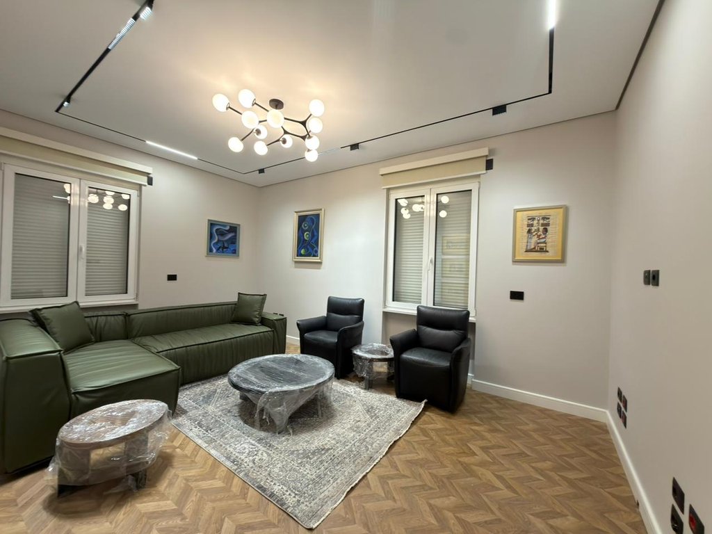 Apartament modern 1+1 me kuzhinë të veçuar te Shallvaret