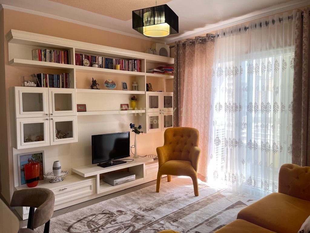 Jepet me Qira Apartament 3+1+2 te Kopeshti " Sotir Noka , "Durrës  !
