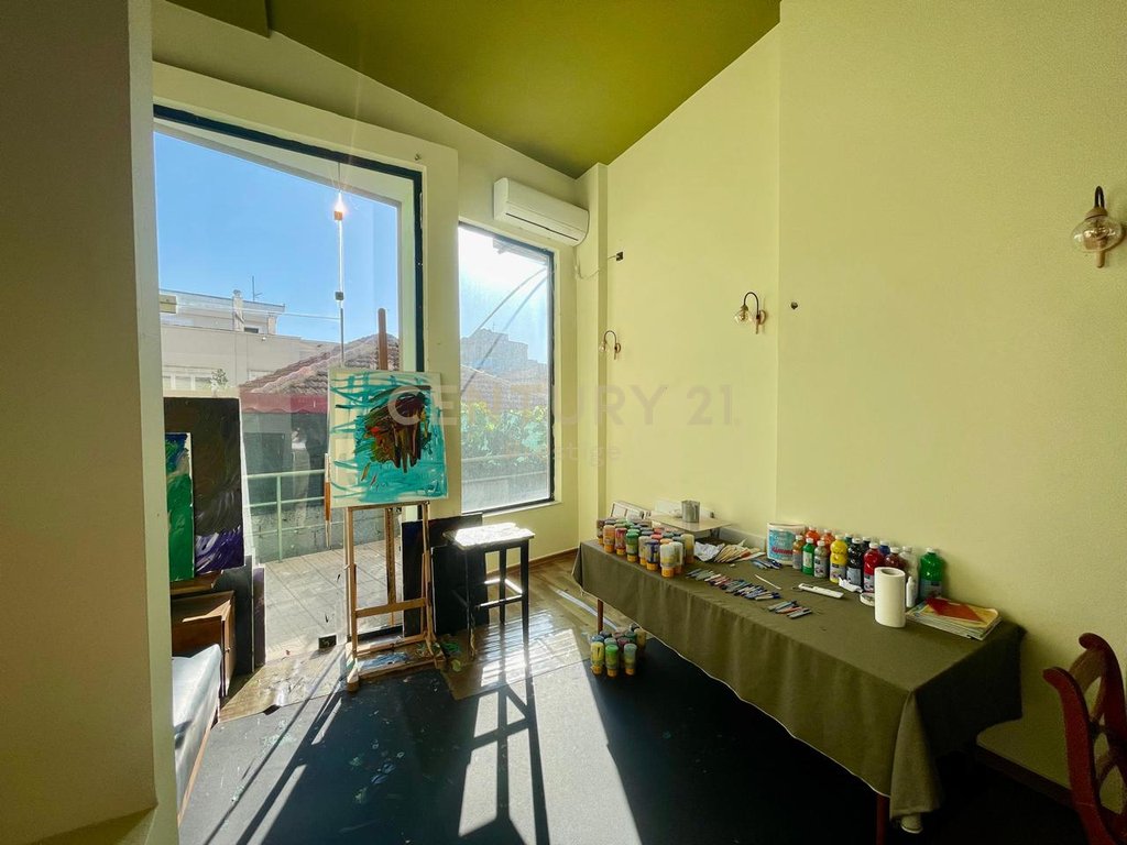 AMBIENT KOMERCIAL NE SHITJE, VENDOSUR PRANE QYTETIT STUDENTI, TIRANE!