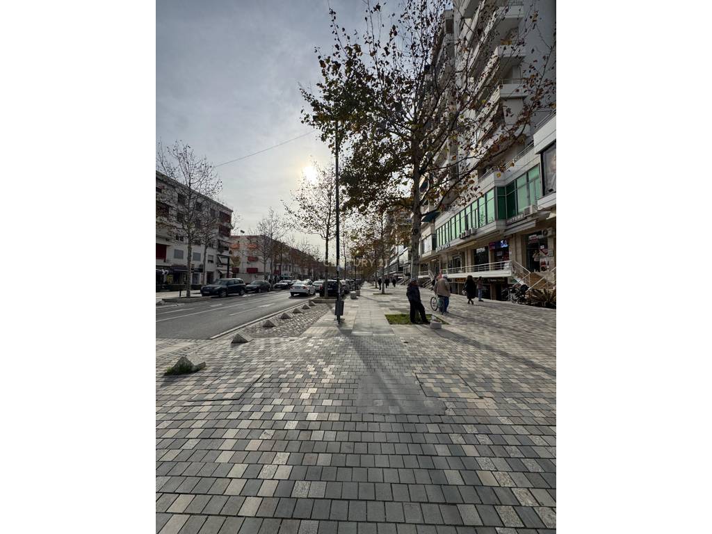 QIRA | AMBIENT PREMIUM NË KATIN 0 – FASADË XHAMI, EKSPOZIM MAKSIMAL NË BULEVARDIN ISMAIL QEMALI,VLORE
