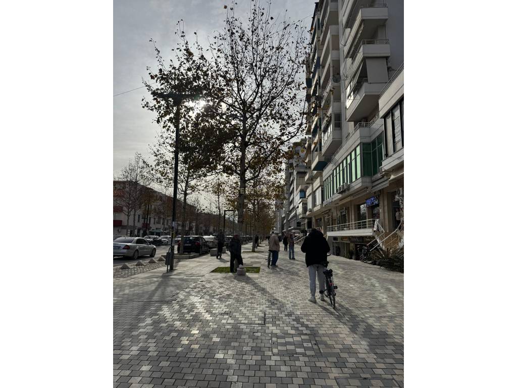 QIRA | AMBIENT PREMIUM NË KATIN 0 – FASADË XHAMI, EKSPOZIM MAKSIMAL NË BULEVARDIN ISMAIL QEMALI,VLORE