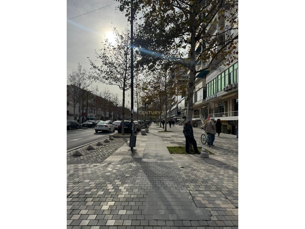QIRA | AMBIENT PREMIUM NË KATIN 0 – FASADË XHAMI, EKSPOZIM MAKSIMAL NË BULEVARDIN ISMAIL QEMALI,VLORE