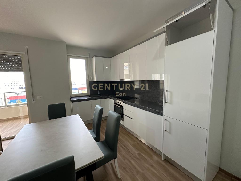 JEPET APARTAMENT 3+1+2 ME QIRA TEK RRUGA E PORTIT NE DURRES !