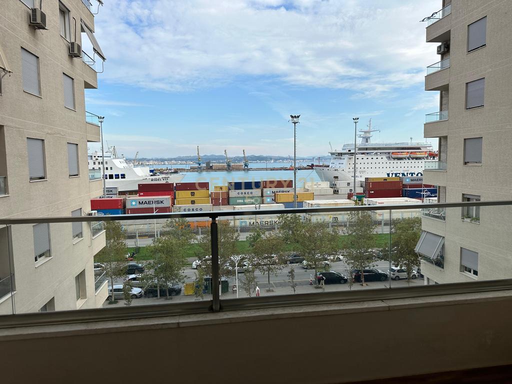 JEPET APARTAMENT 3+1+2 ME QIRA TEK RRUGA E PORTIT NE DURRES !