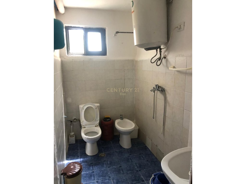 SHITET APARTAMENT KATI 0, 1+1 TEK CEZMA FERRES PRANE ZONES SE CURRILAVE NE DURRES !