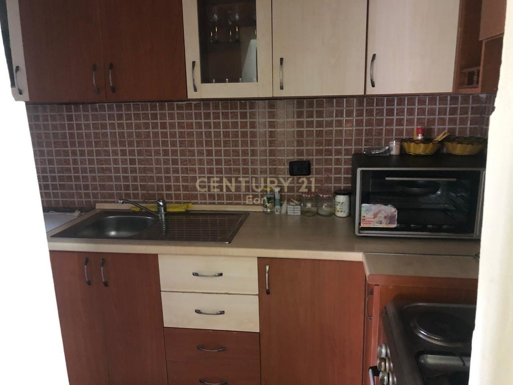 SHITET APARTAMENT KATI 0, 1+1 TEK CEZMA FERRES PRANE ZONES SE CURRILAVE NE DURRES !