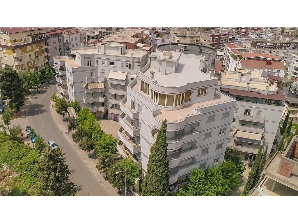 Fresk, Për Shitje - Njësi Shërbimi, Kati përdhe 303 m² !