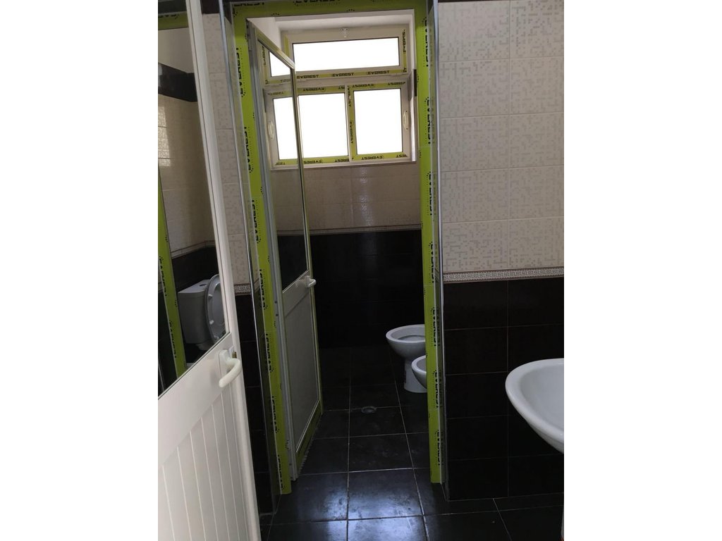 EKSKLUZIVE! BULEVARDI I RI, JEPET ME QIRA KAPANON 2 KATE+ 5 POSTE PARKIMI!