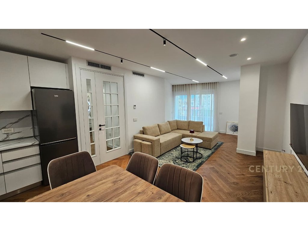 APARTAMENT ME QERA 2+1+2 NË QENDËR.