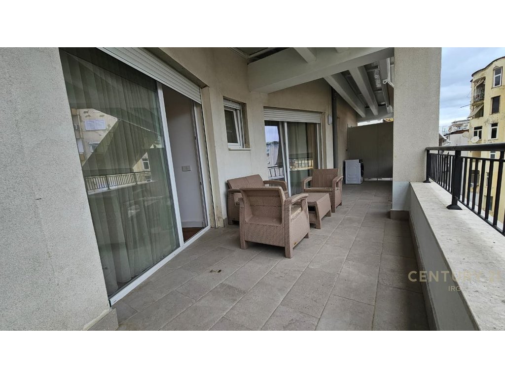 APARTAMENT ME QERA 2+1+2 NË QENDËR.
