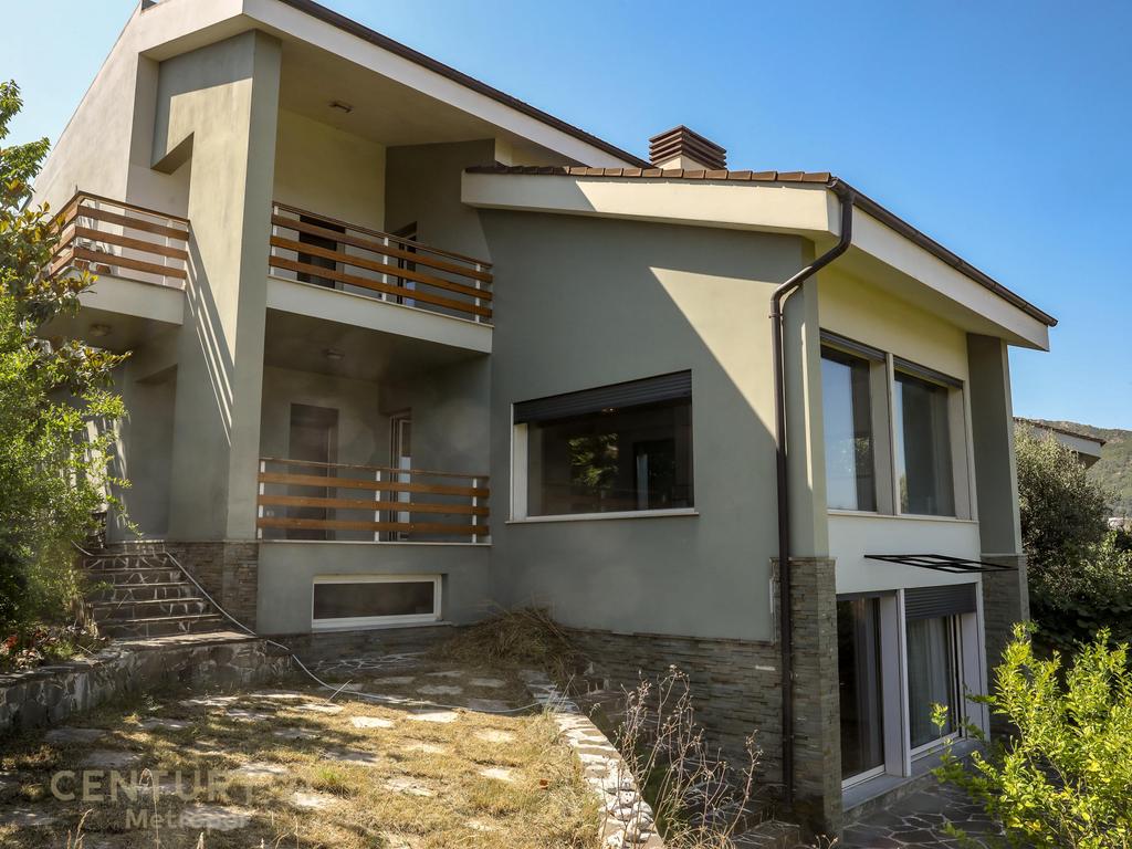 Vilë Luksoze për Shitje në Long Hill Residence !
