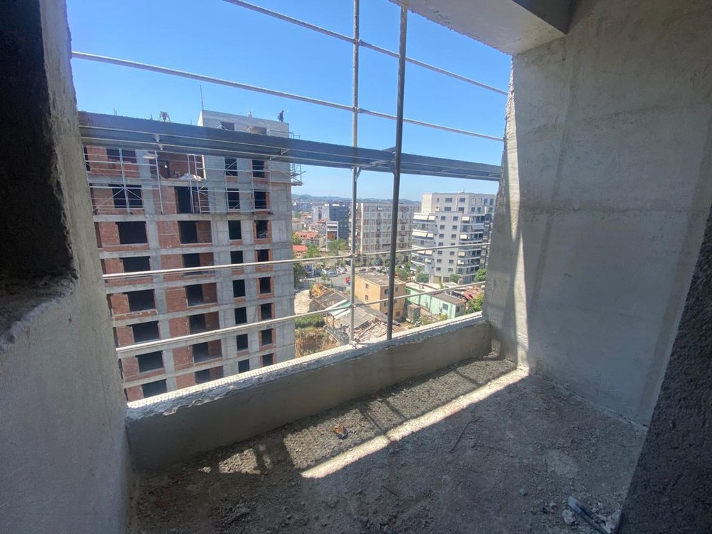 Shitet apartament 1+1 në një pallat të ri 10-katësh, në fazë përfundimi – përballë Report TV!