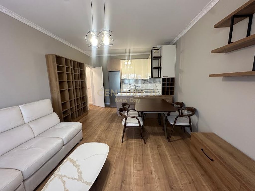 Jepet me qira apartament i sapomobiluar te Pazari Ri.