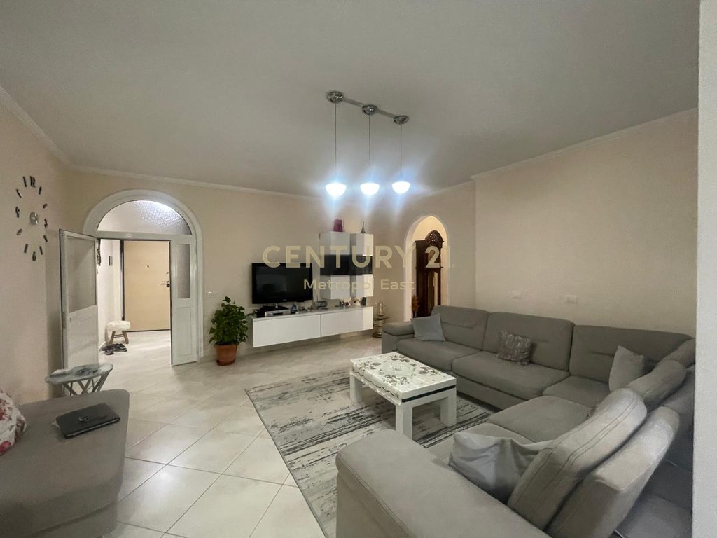 SHITET APARTAMENT KOMOD  2+1+2 ME DRITE DHE HAPESIRE TEK LIQENI I THATE