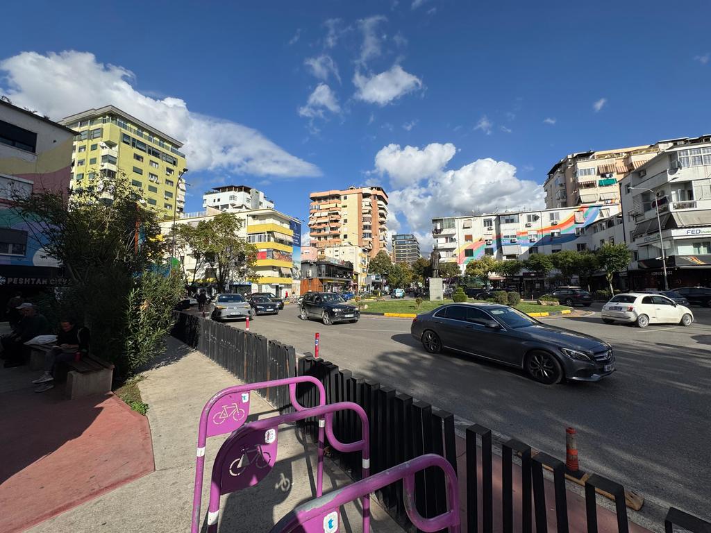OKAZION! Butik Luksoz për Meshkuj në Zemër të Bllokut, në Rrugën Kryesore – Në Shitje!