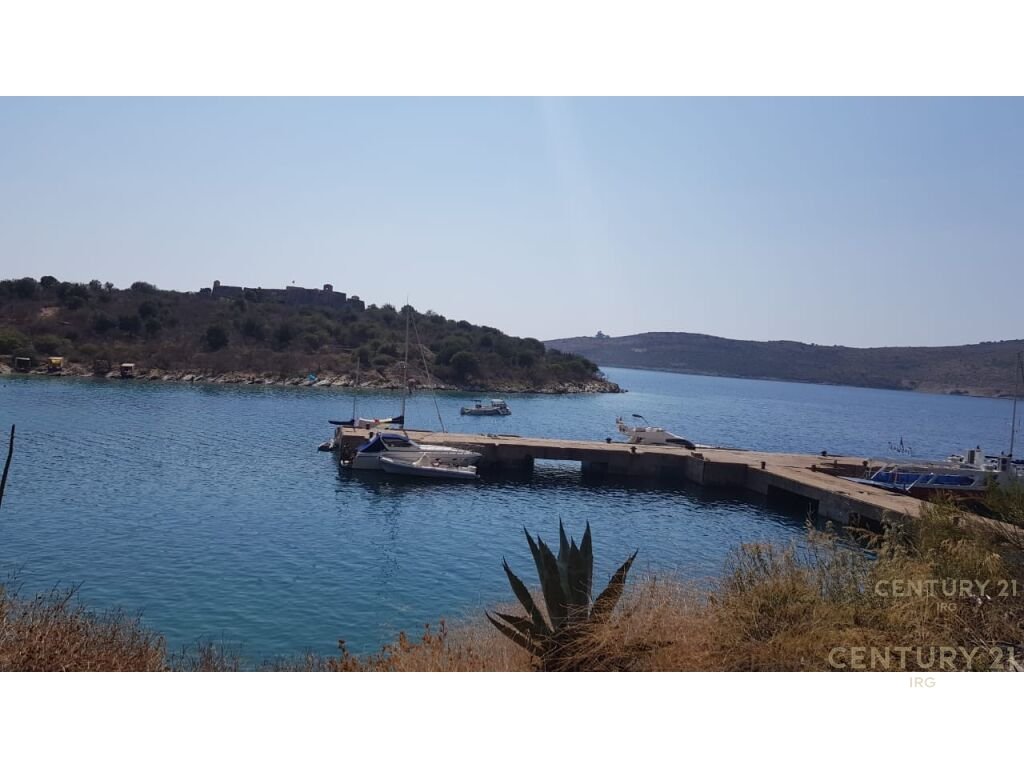 Shitet 1000 m2 Toke ne Porto Palermo! Vija e pare me detin.