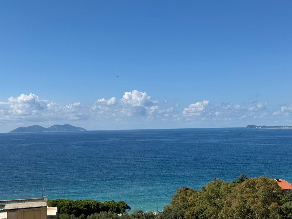SHITET GODINE 3-KATESHE ,ME PAMJE NGA DETI, NE UJI TE FTOHTE(Projektuar per hotel)!