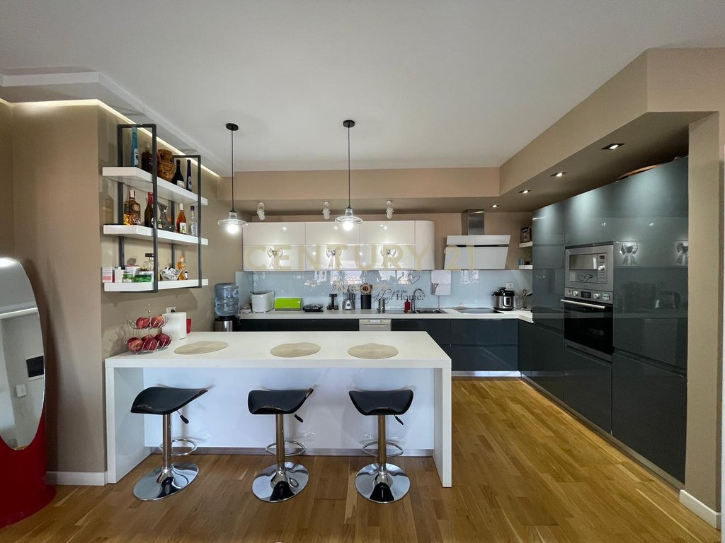 SHESIM, APARTAMENT 3+1+2+POST PARKIMI, KOPSHTI BOTANIK!