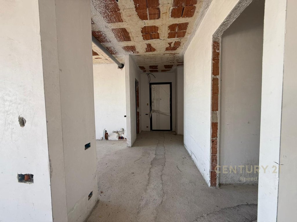 Penthouse me pamje fantastike për shitje tek Liqeni i Thatë!