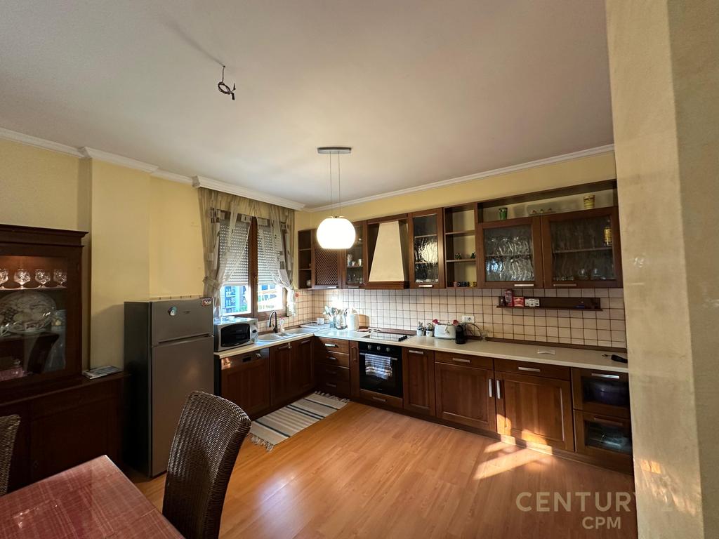 Jepet me qira apartament 3+1+2 te Hoxha Tahsim, Tiranë