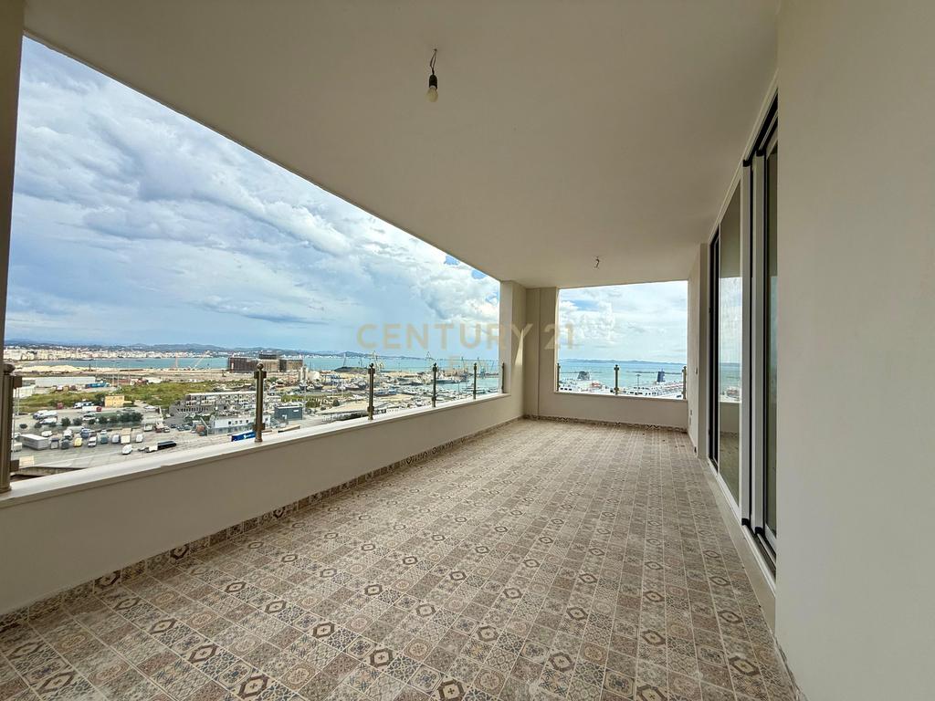 Shitet Apartament me Pamje Deti + 2 Poste Parkimi te Rruga e re e Portit !