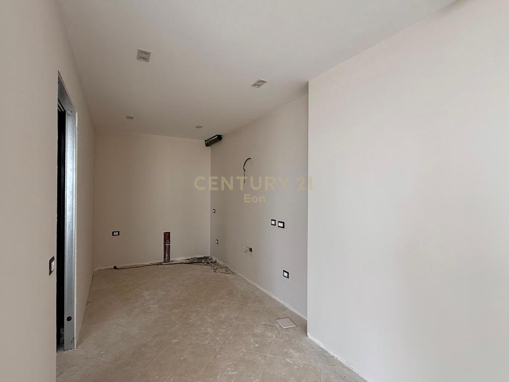 Shitet Apartament me Pamje Deti + 2 Poste Parkimi te Rruga e re e Portit !