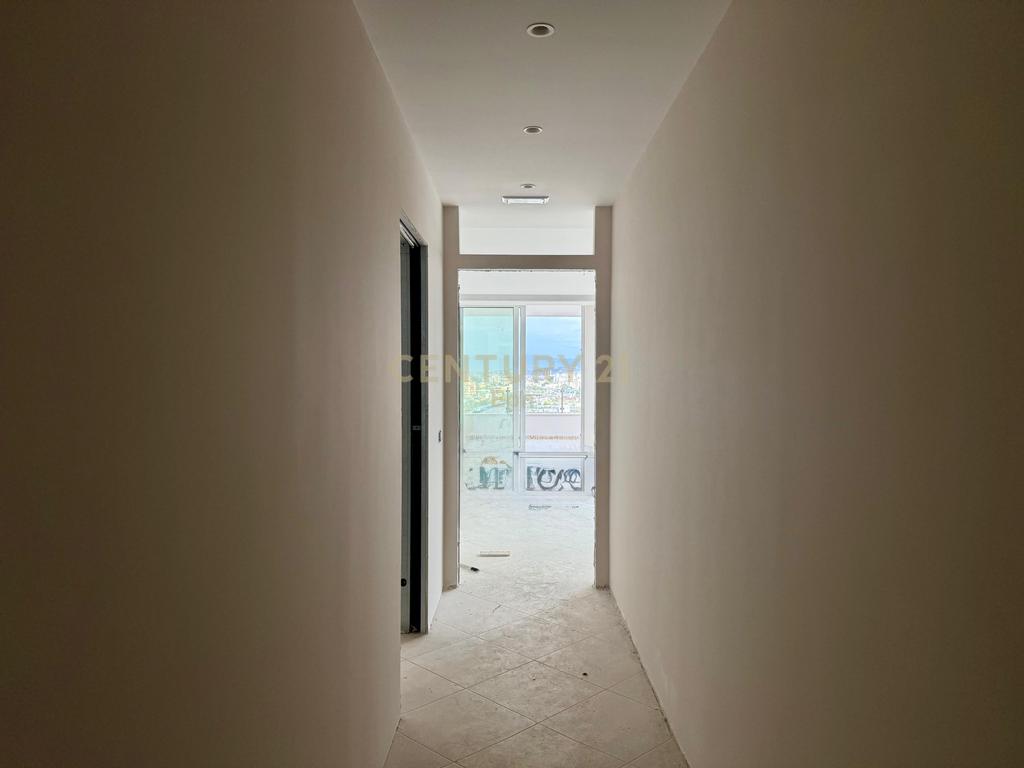 Shitet Apartament me Pamje Deti + 2 Poste Parkimi te Rruga e re e Portit !