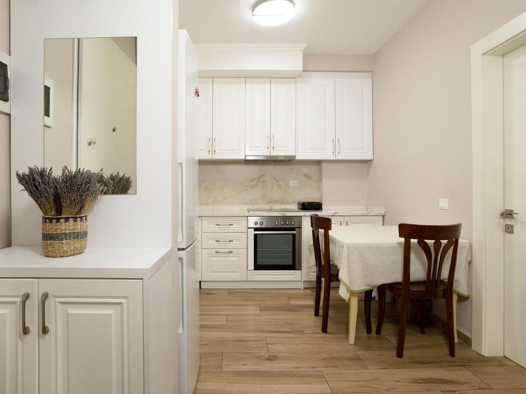 SHITET APARTAMENT 1+1 50M PRANE DETIT NE PLAZH, DURRES!!
Mundesi pagese me keste per 1 vit!