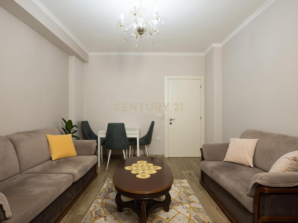 SHITET APARTAMENT 1+1 50M PRANE DETIT NE PLAZH, DURRES!!
Mundesi pagese me keste per 1 vit!